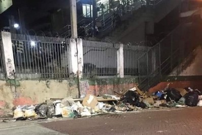 Nilópolis: Moradores reclamam da quantidade de lixo embaixo da escada de acesso a Estação de Trem