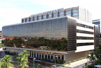 Justiça decide que Estado do Rio deverá pagar juros por 13º salário atrasado a policiais civis