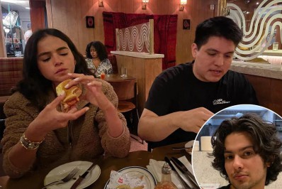 Bruna Marquezine é fotografada por ator de 'Besouro Azul' enquanto come hambúrguer