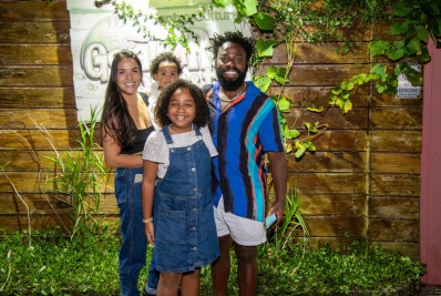 Douglas Silva e Thales Bretas prestigiam aniversário do filho de Regina Casé