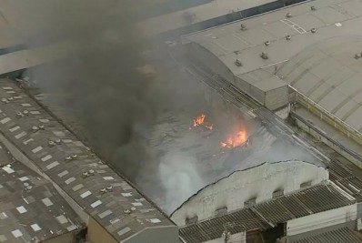 Incêndio atinge e destrói galpão na Vila Maria, em São Paulo
