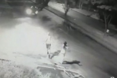 Casal joga pedras em motorista de aplicativo e é atropelado