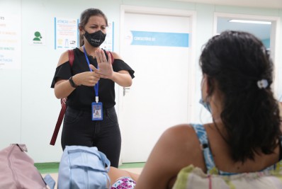 São Gonçalo inova em parto com intérprete de Libras