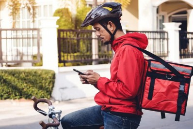 Parceria entre empresas abre 700 bolsas de estudos para entregadores concluírem Ensino Médio