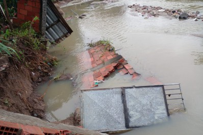 Mulher pede ajuda para não perder casa após chuva em São Gonçalo: 'disseram que eu sabia o risco de morar aqui'