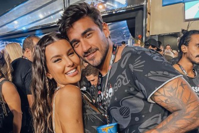 Gui Napolitano e Thais Braz curtem primeiro Carnaval juntos na Sapucaí