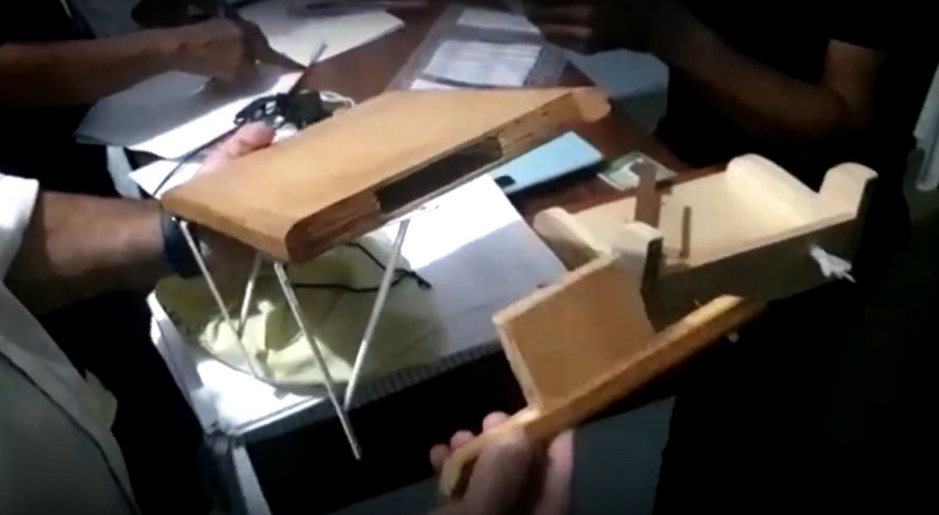 Compartimento secreto encontrado em prateleira falsa dentro de cela no BEP - Reprodução/TV Globo