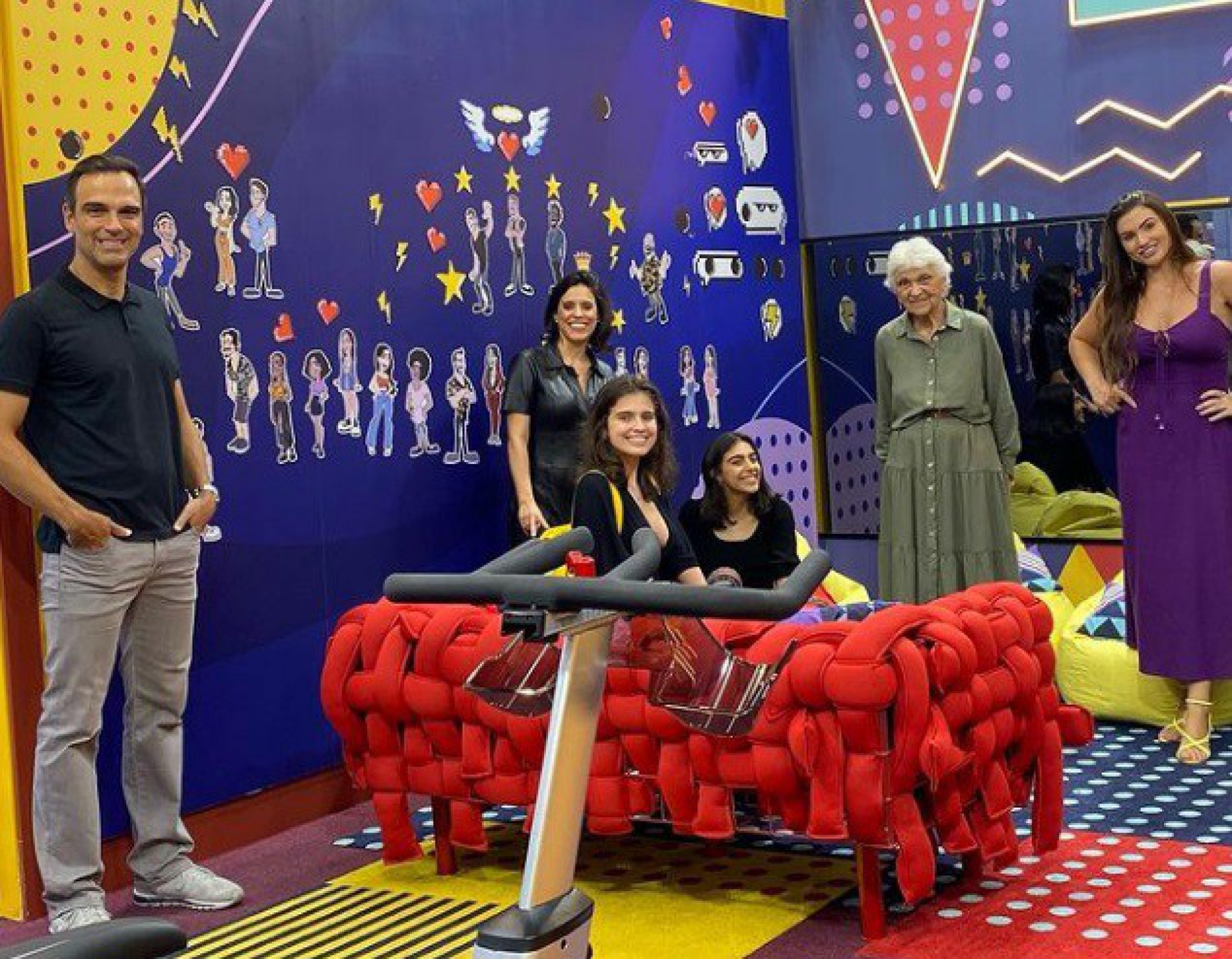 Família de Tadeu Schmidt visitou cenário do 'BBB 22' - Reprodução/Instagram