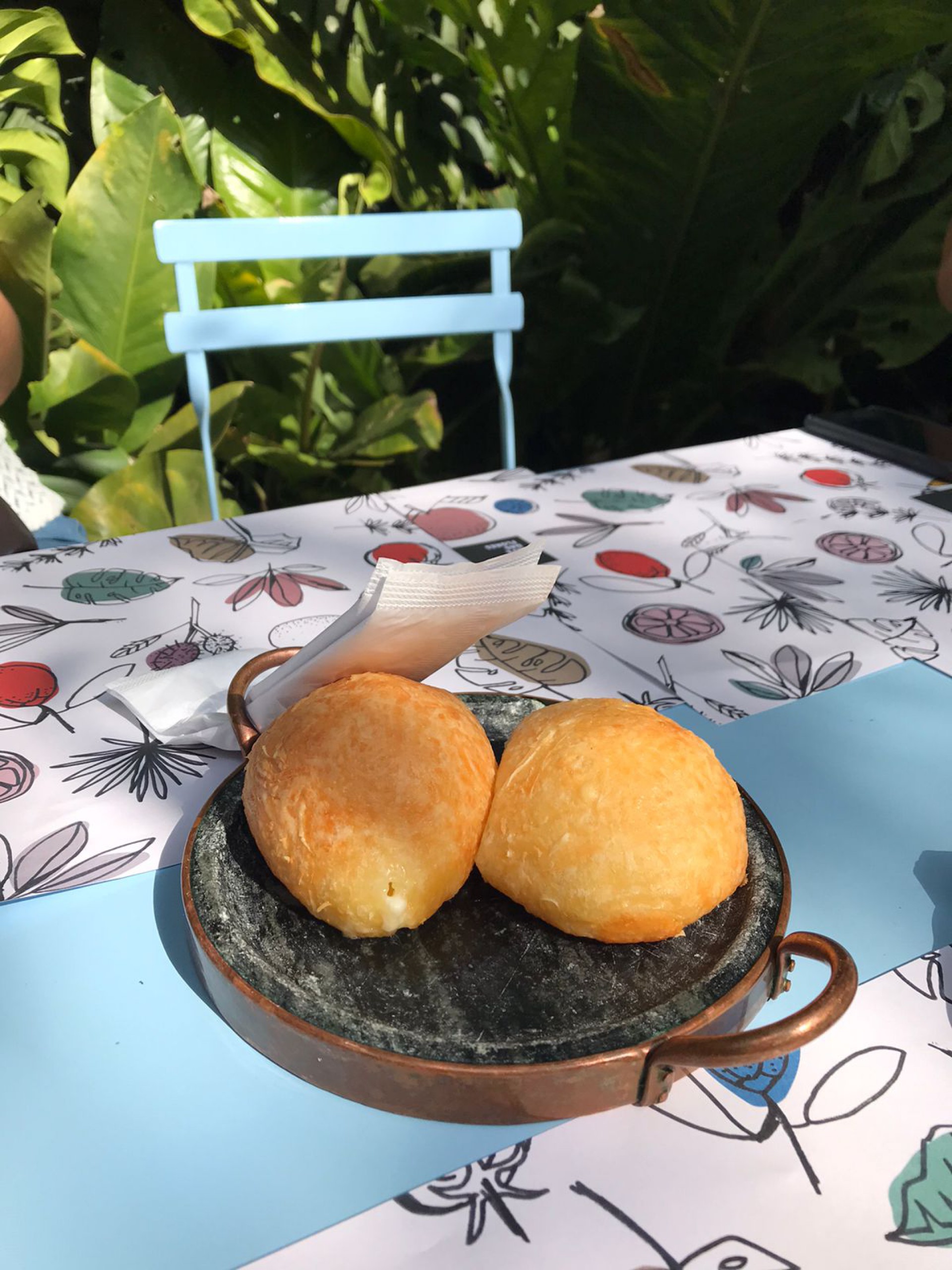 A chef Dailde Marinho faz sucesso com o famoso pão de queijo mineiro do Café das Flores, localizado dentro do Instituto Inhotim - Jessyca Damaso / Agência O Dia