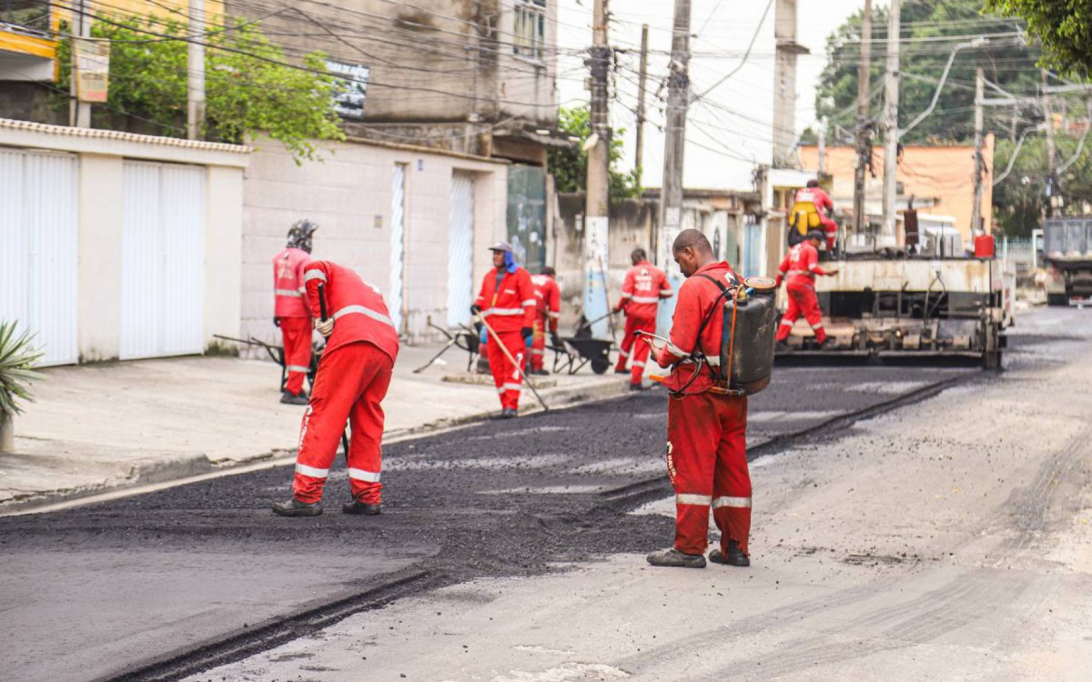 A prefeitura tem realizado o recapeamento do asfalto em todo munic&iacute;pio