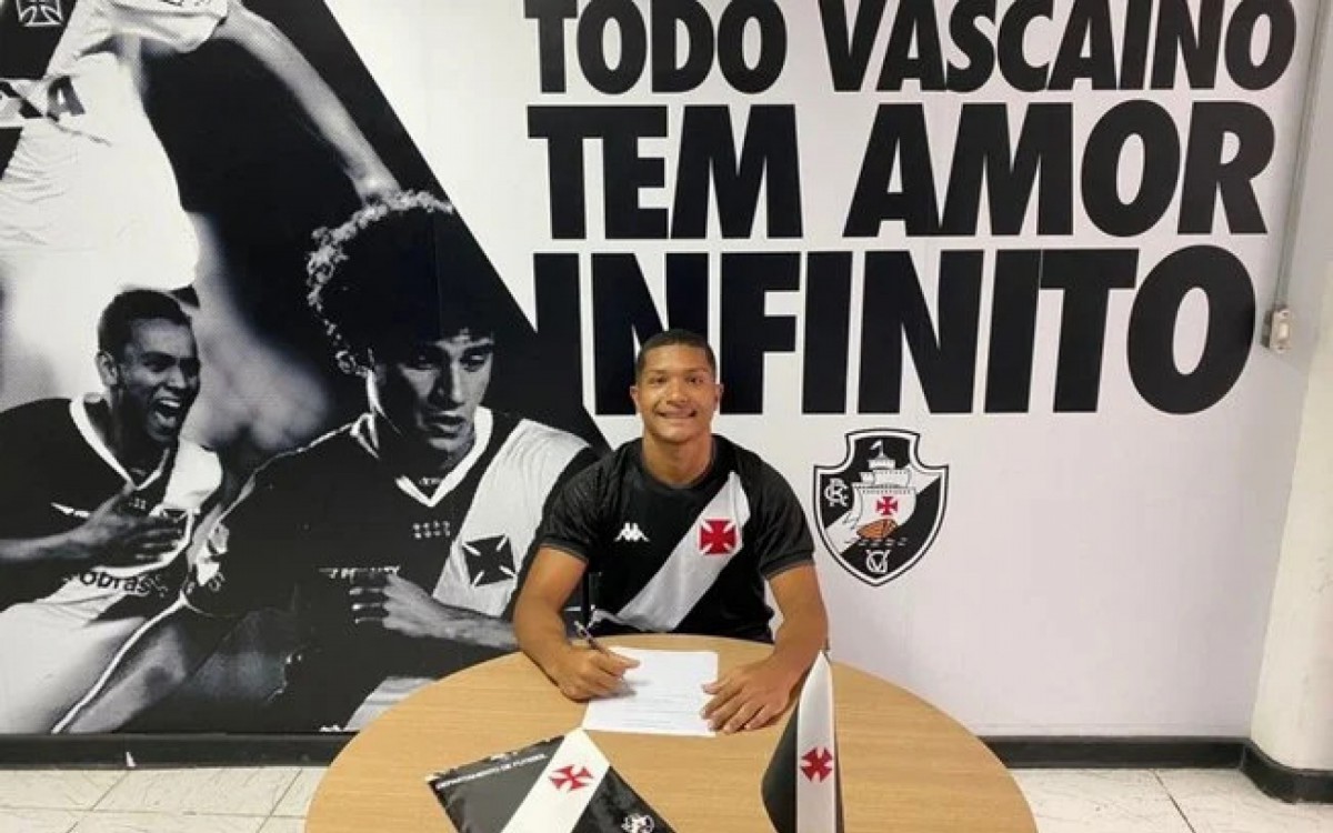 Vasco acerta contrato profissional com destaque da base