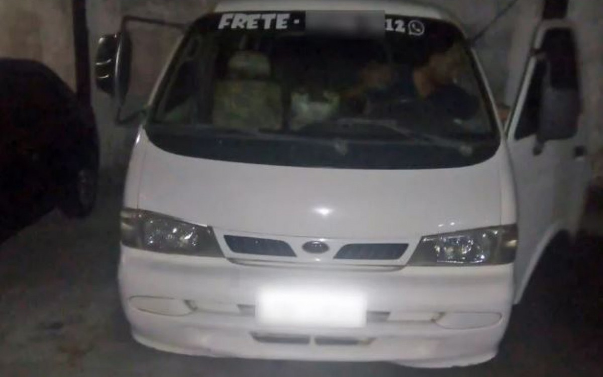 Van foi apreendida fazendo transporte ilegal de passageiros