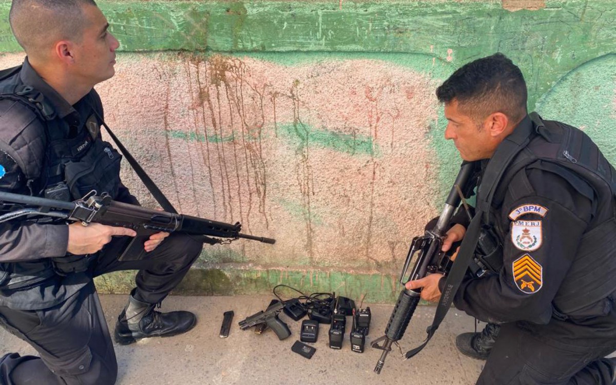 Policiais apreendem uma pistola, carregador, muni&ccedil;&otilde;es, quatro r&aacute;dios transmissores e bases para carregamento dos aparelhos em opera&ccedil;&atilde;o na Zona Norte