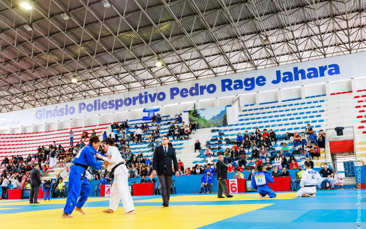 Judocas em ação no Inter-Regional de Judô, no Ginásio Pedrão