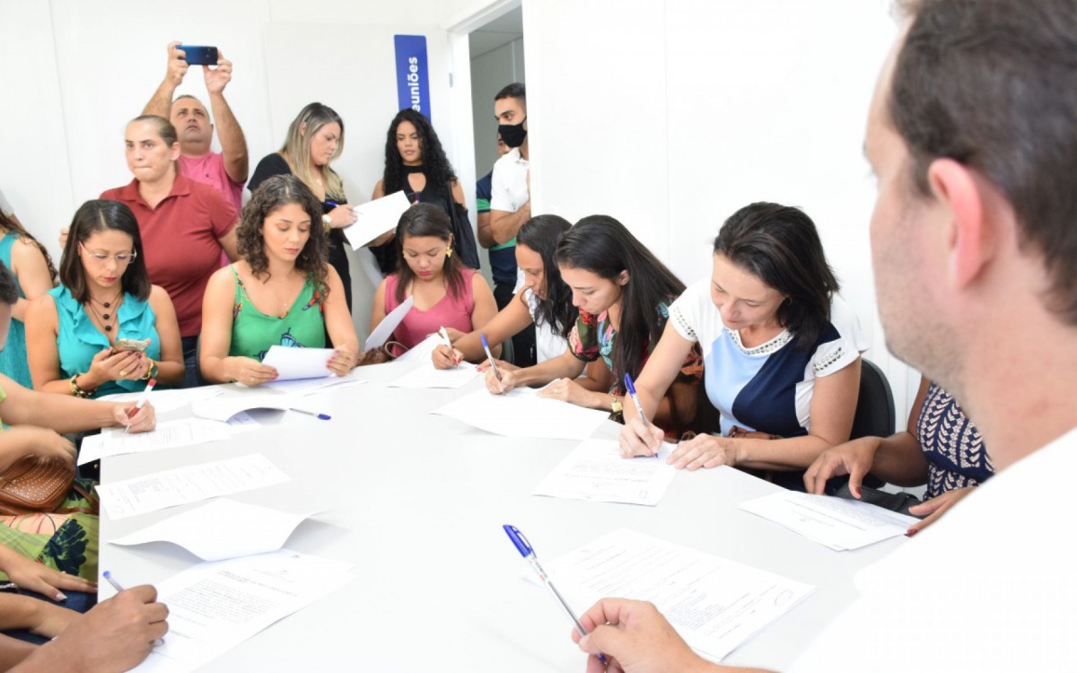 Juninho Bernardes deu posse aos 30 aprovados ontem (02)