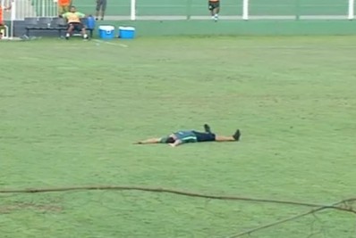Torcedor invade jogo da Série D e se deita no gramado