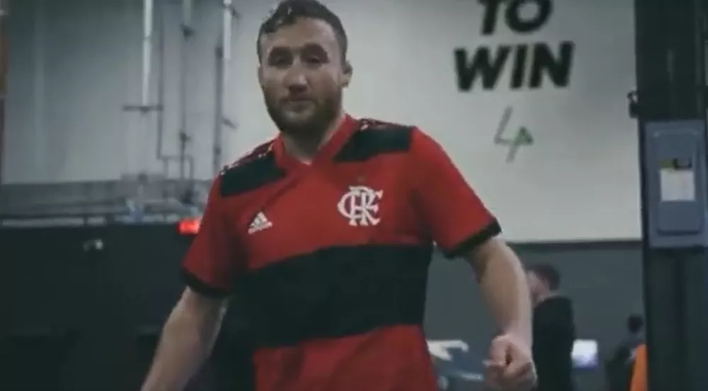 UFC: Justin Gaethje veste camisa do Flamengo e provoca Charles do Bronx