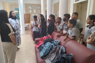 Alunos da rede municipal recebem kits escolares doados pela Organização das Cooperativas Brasileiras