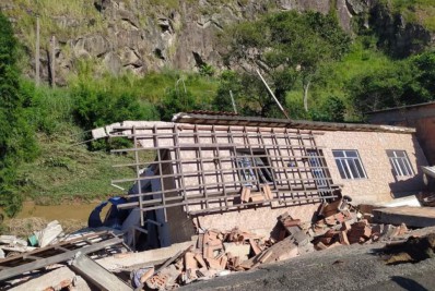 Casas e passarela desabam em Barra do Piraí
