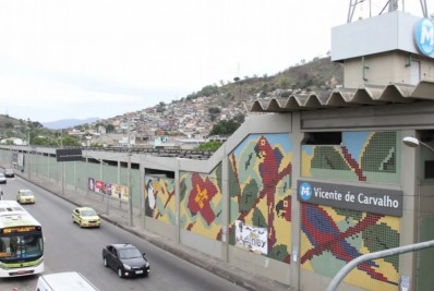 Carros são roubados em arrastão na Avenida Martin Luther King, altura de Vicente de Carvalho