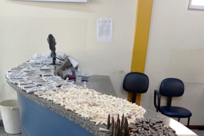 Operação policial apreende réplica de fuzil, drogas e munições