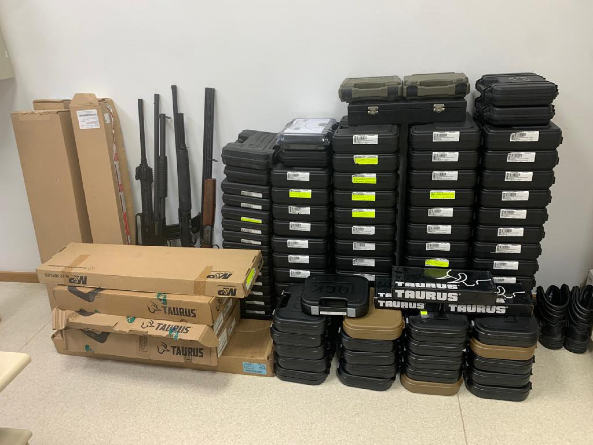 Armas de fogo foram apreendidas em loja que já estava com o Certificado de Registro suspenso  - Divulgação 