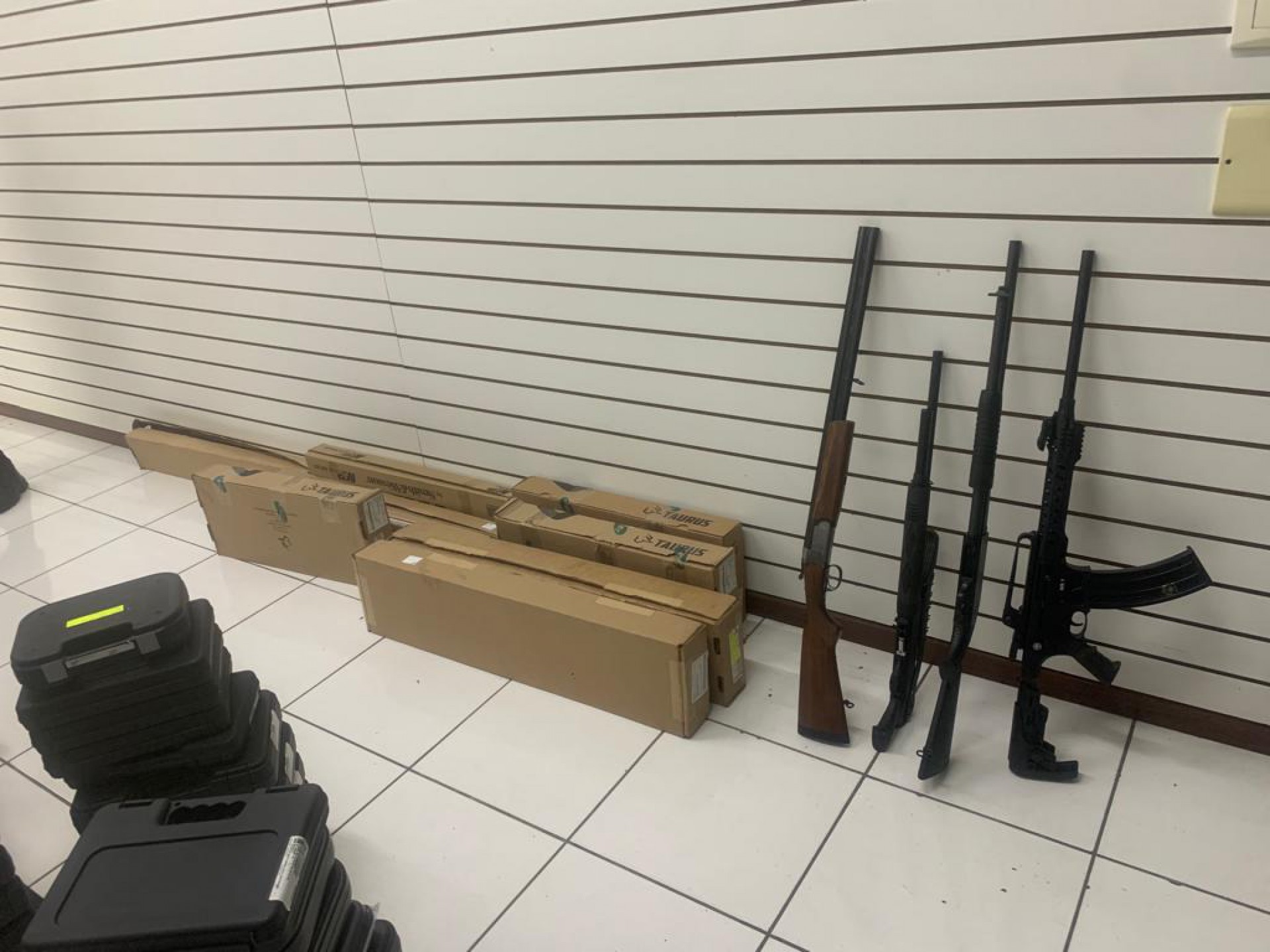 Foram 97 pistolas e 13 armas longas apreendidas pela Desarme em parceria com militares do Exército - Divulgação