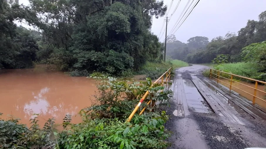 Rio Taquari atinge estradas em Santa Catarina
