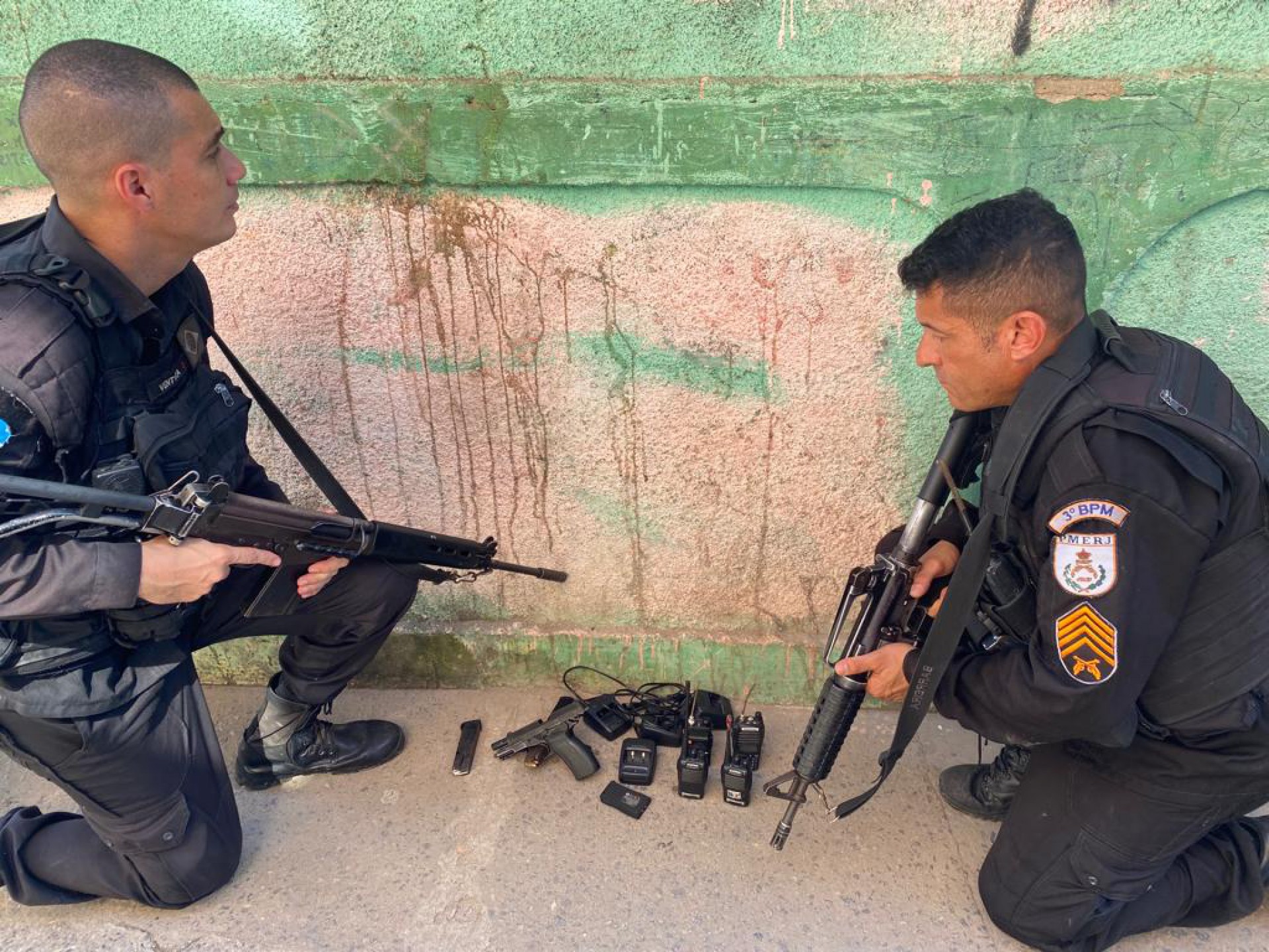 Policiais apreendem uma pistola, carregador, munições, quatro rádios transmissores e bases para carregamento dos aparelhos em operação na Zona Norte - Divulgação/PMERJ