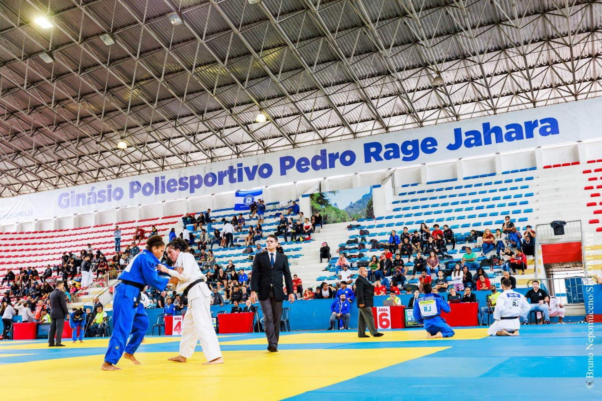 Judocas em ação no Inter-Regional de Judô, no Ginásio Pedrão - Bruno Nepomuceno