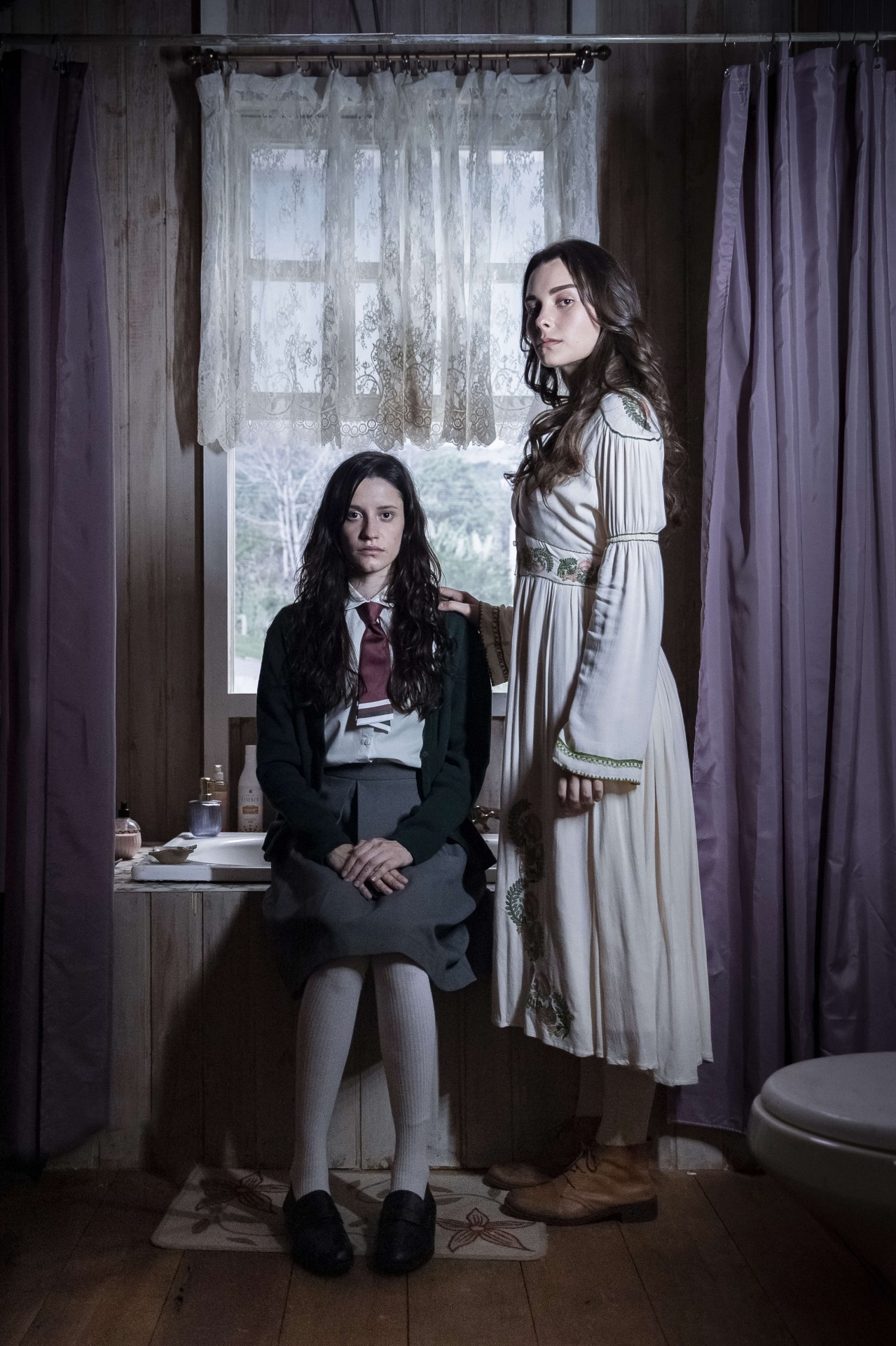 Anna Melo e Camila Botelho em cena da segunda temporada de 'Desalma'  - Fabio Rocha / TV Globo