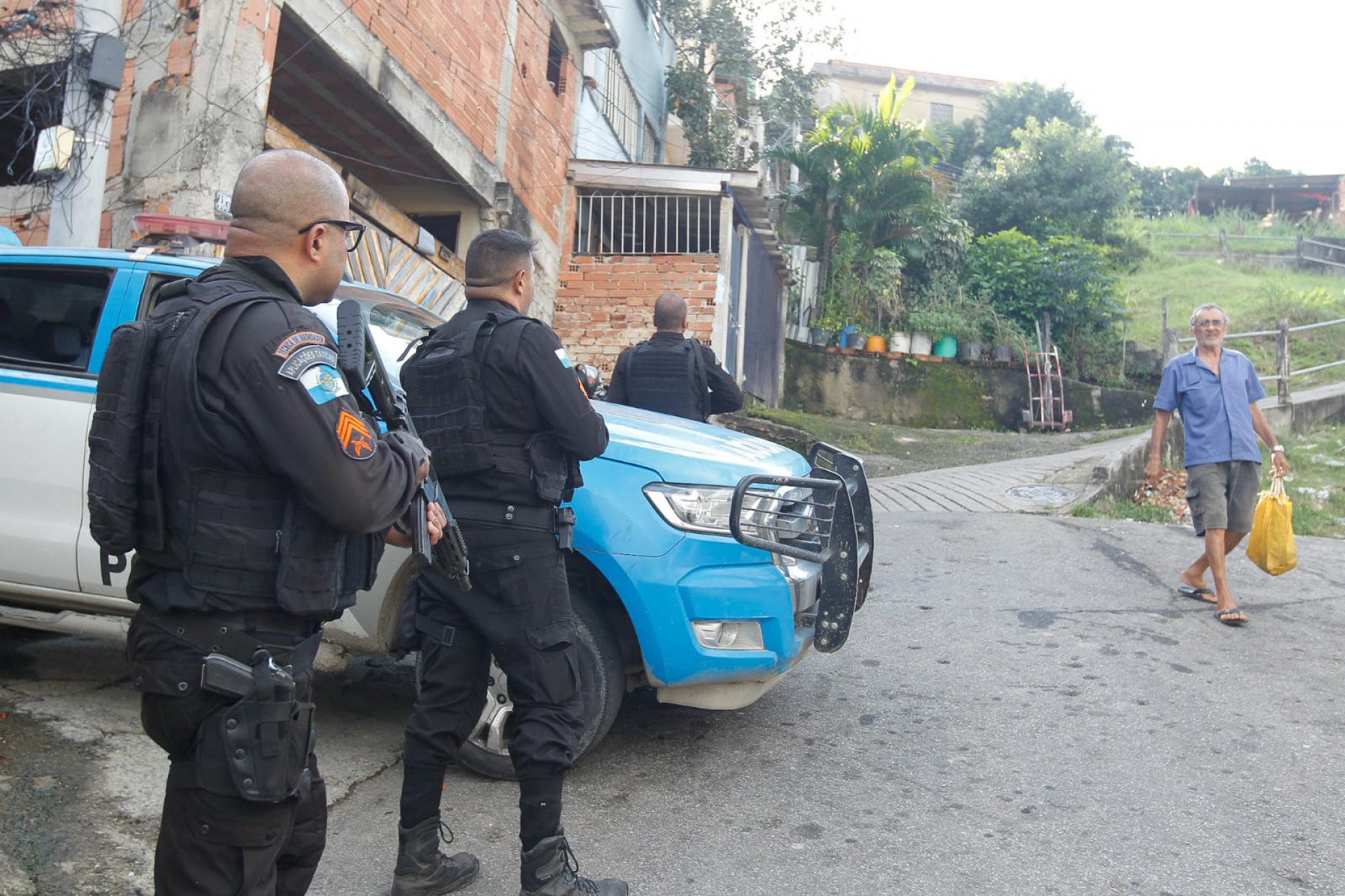 Agentes cumprem mandados na comunidade Faz Quem Quer, em Rocha Miranda, na Zona Norte do Rio - Reginaldo Pimenta / Agência O Dia
