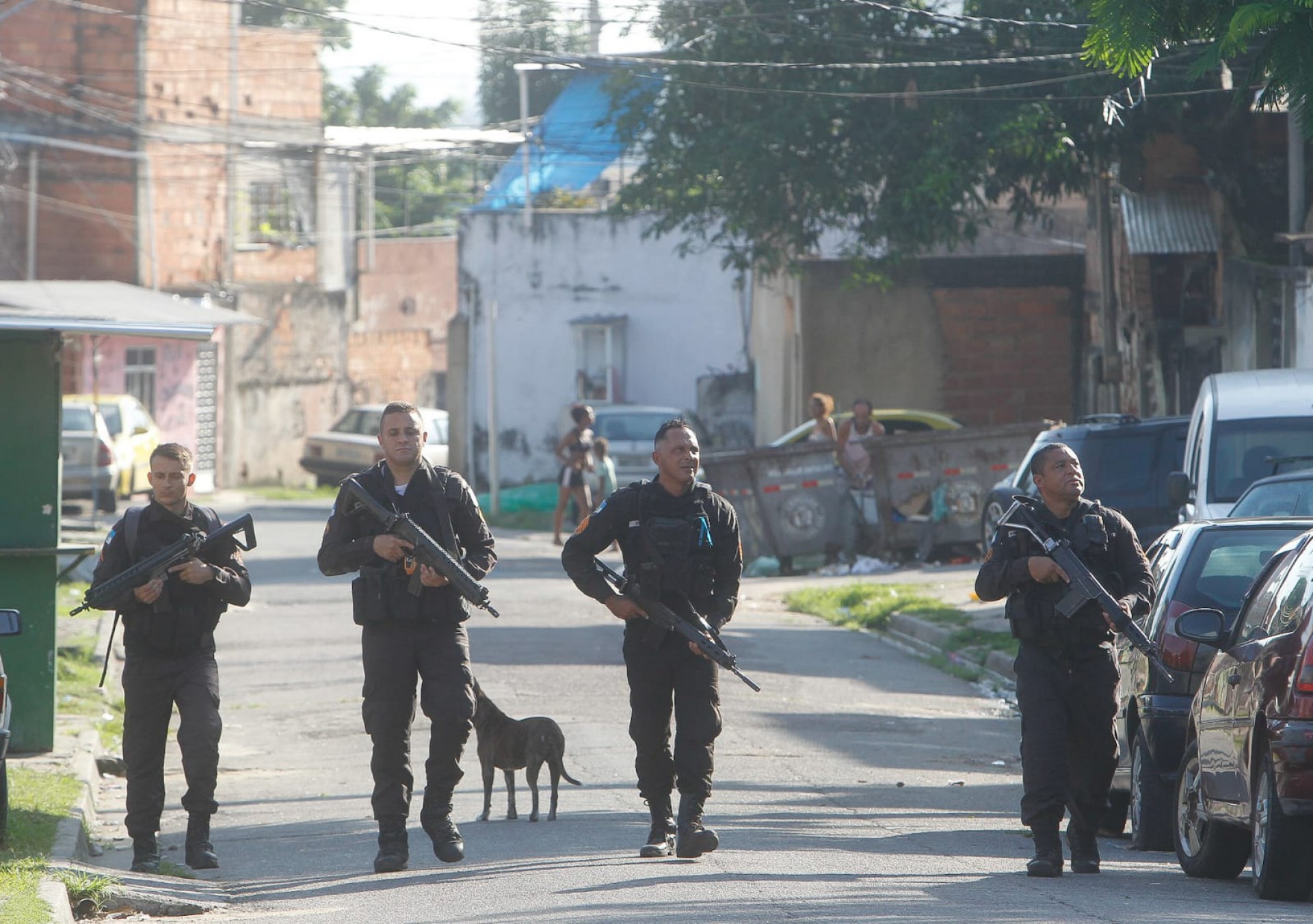 Agentes cumprem mandados na comunidade Faz Quem Quer, em Rocha Miranda, na Zona Norte do Rio - Reginaldo Pimenta / Agência O Dia