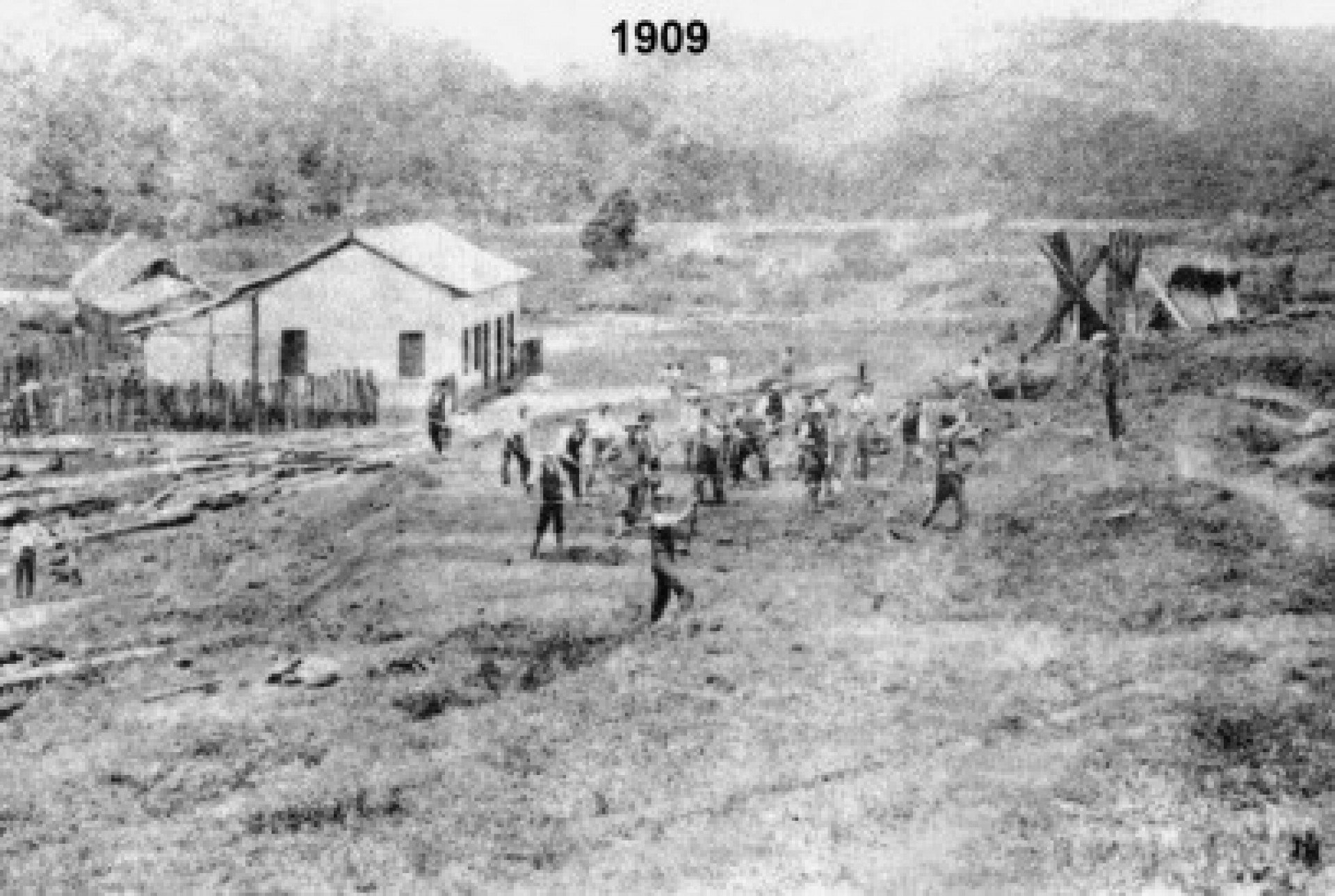 Foto anexada ao processo mostra início da Colônia Agrícola em Itatiaia em 1909; mais tarde, área ocupada foi reflorestada pelos moradores - Divulgação/AAI