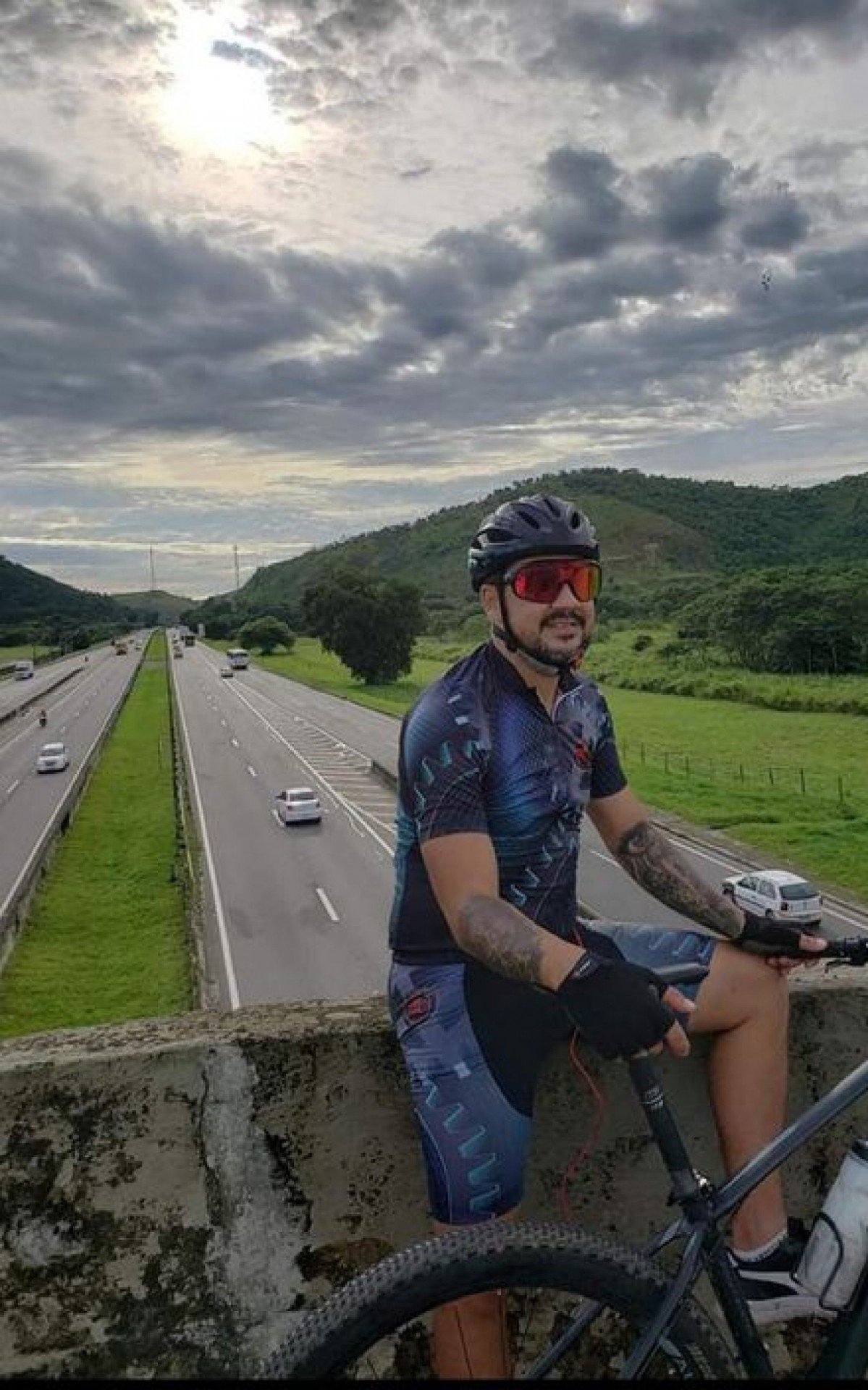 O ciclista atropelado foi identificado como Rodrigo Damasio, de 38 anos, morador de Paracambi - Reprodução Redes Sociais