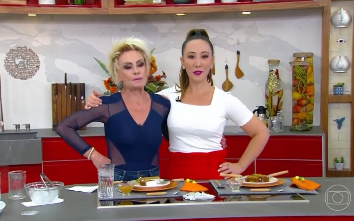 A repórter Ju Massaoka precisou encerrar o 'Mais Você' após Ana Maria Braga engasgar com pedaço de bolo - Reprodução/Globo