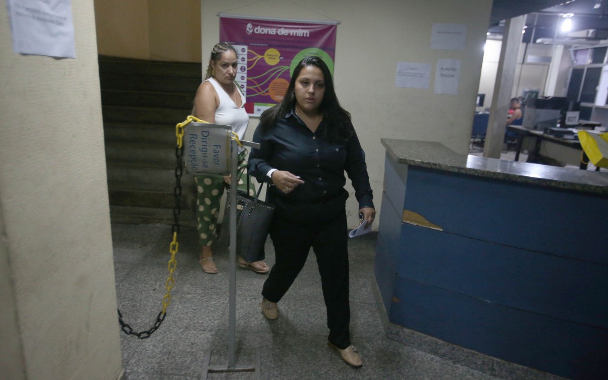 Rio,04/05/2022- CIDADE NOVA, Caso Raquel Antunes,Diretor da Liga e motorista da escola em cima da hora depoe na 6 DP. Na foto. advogada e funcionaria do caso.Foto: Cleber Mendes/Ag&ecirc;ncia O Dia     
