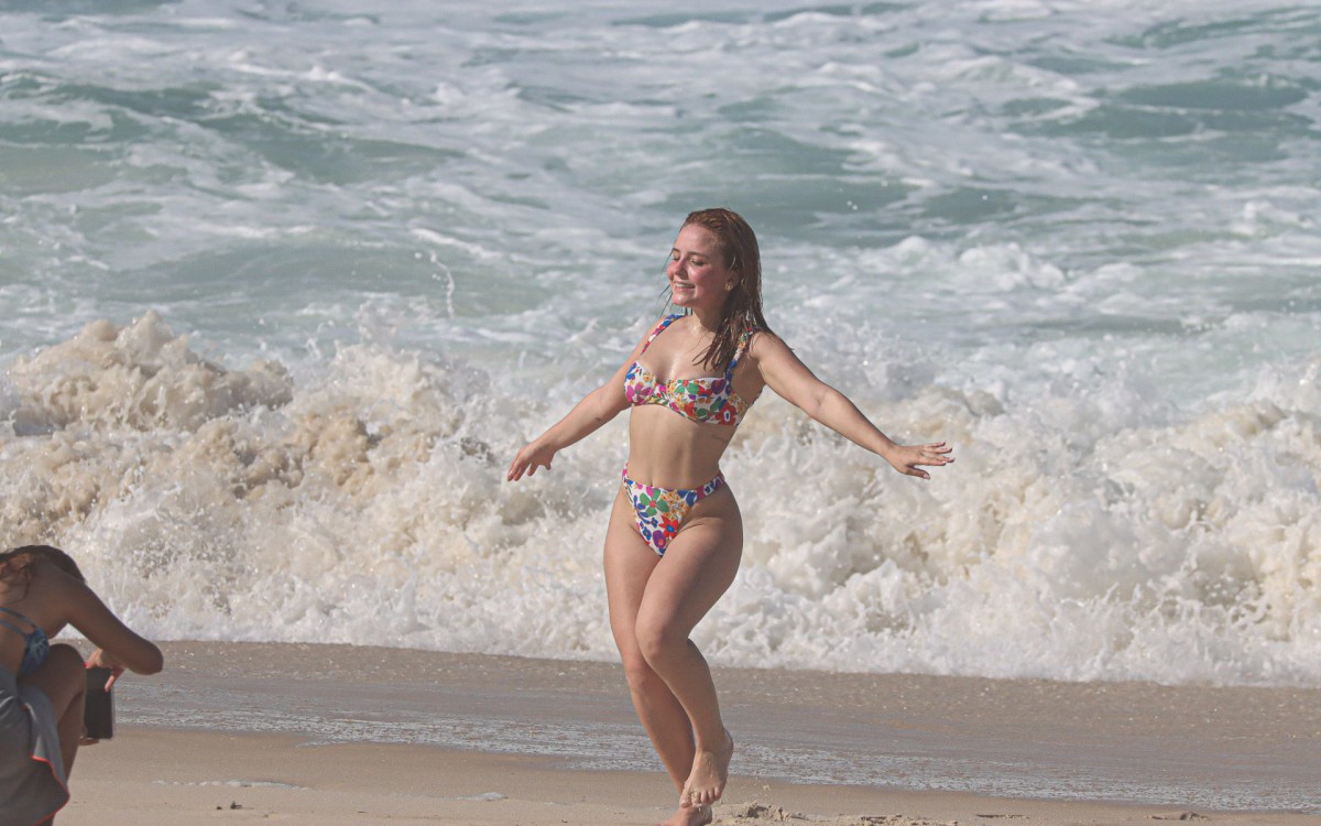 Larissa Manoela na praia da Barra da Tijuca, na Zona Oeste do Rio