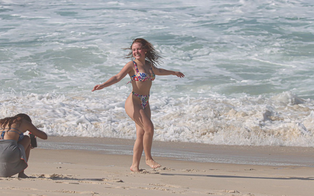 Larissa Manoela na praia da Barra da Tijuca, na Zona Oeste do Rio