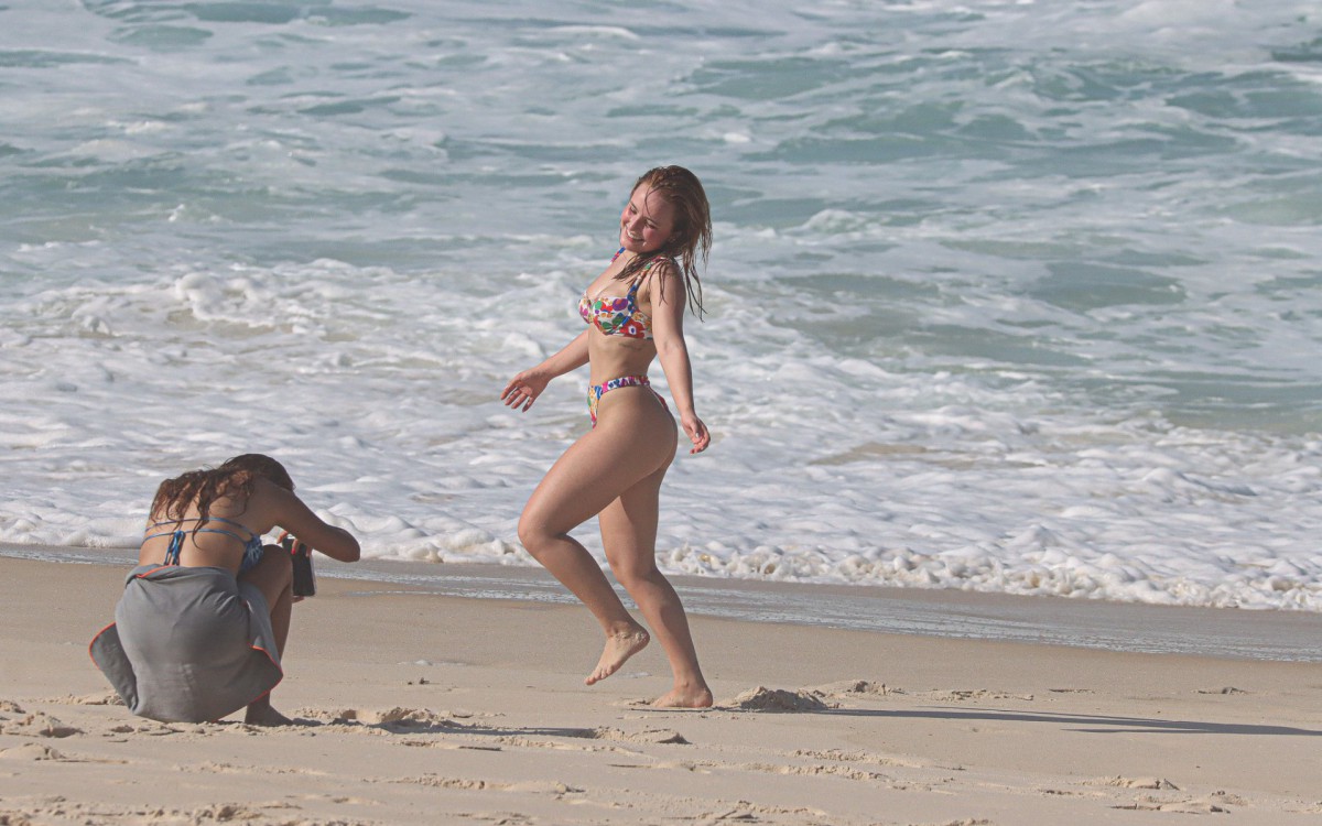 Larissa Manoela na praia da Barra da Tijuca, na Zona Oeste do Rio - Delson Silva/ Agnewa