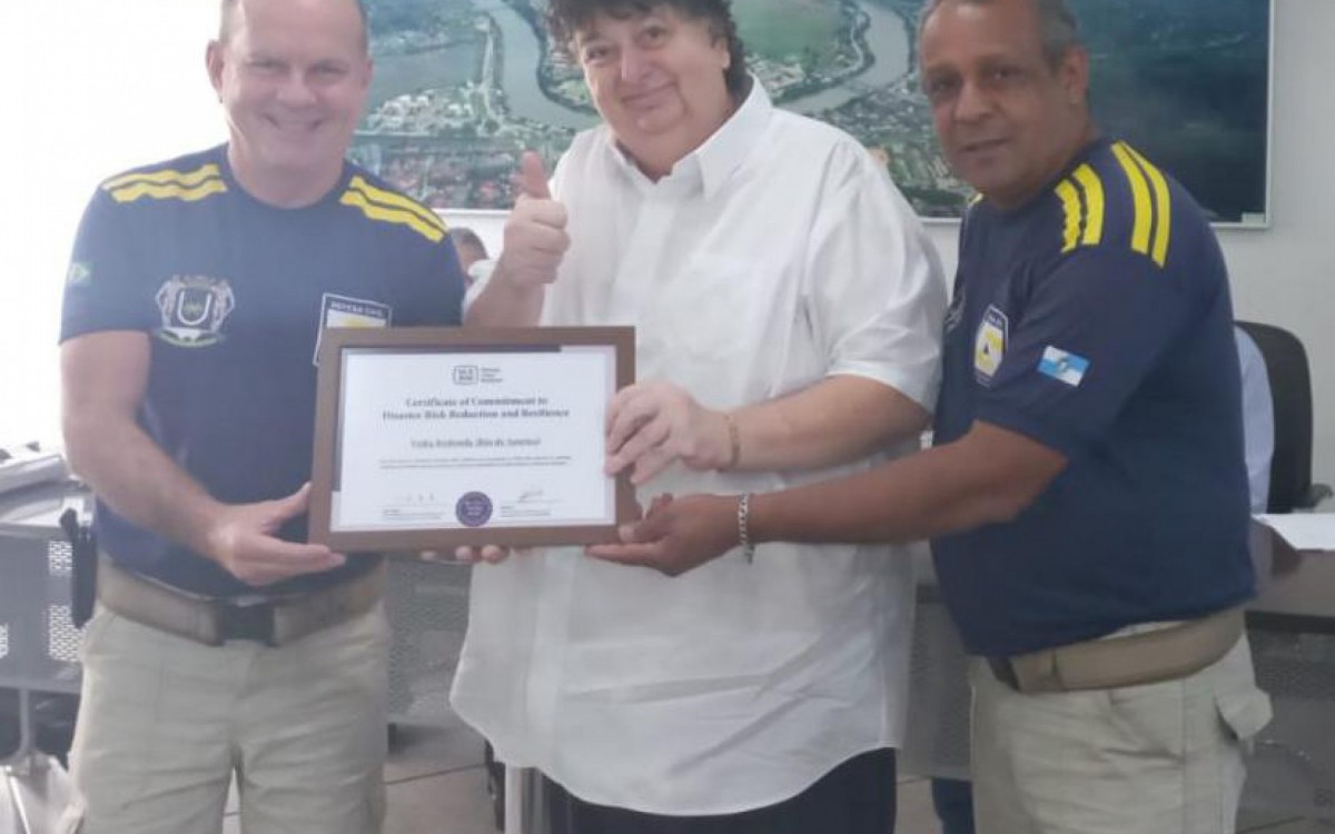 Prefeito Antonio Francisco Neto recebeu o certificado das mãos do coordenador da Defesa Civil de VR, Rubens Siqueira  - Divulgação