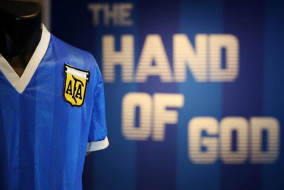 Camisa usada por Maradona em gol de Copa do Mundo é leiloada por R$ 44,3 milhões