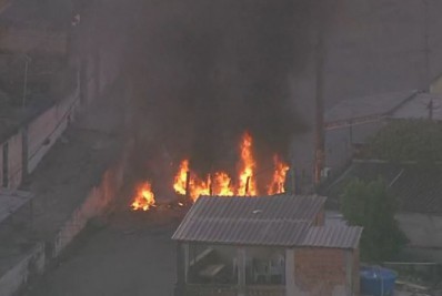Polícia Militar realiza operação no Complexo da Serrinha; criminosos ateiam fogo a barricada