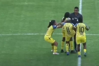 Vídeo! Jogadora é expulsa após acertar bolada em árbitro e dar chute em suas partes íntimas