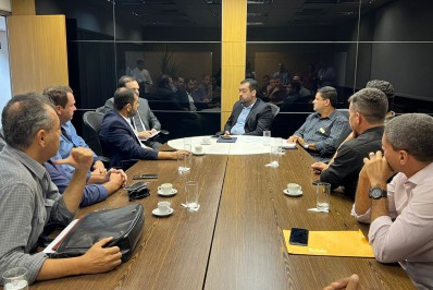 Governador recebe vereadores e deputado, rebate críticas e promete atender reivindicações