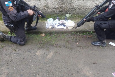 Polícia Militar prende dois traficantes e retira barricadas em Magé 