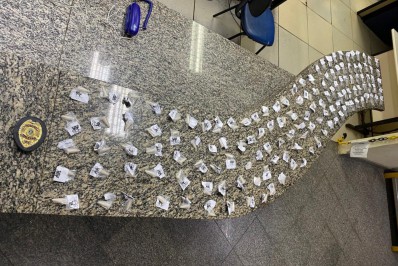 PM aprende drogas em casa abandonada