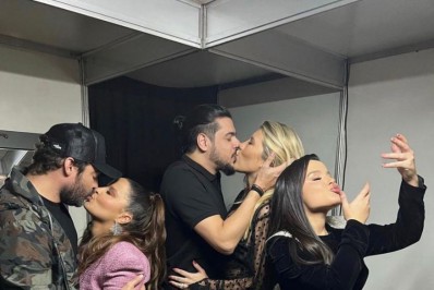 Maraisa fica de 'vela' e beija o ar em foto romântica com Maiara e Fernando