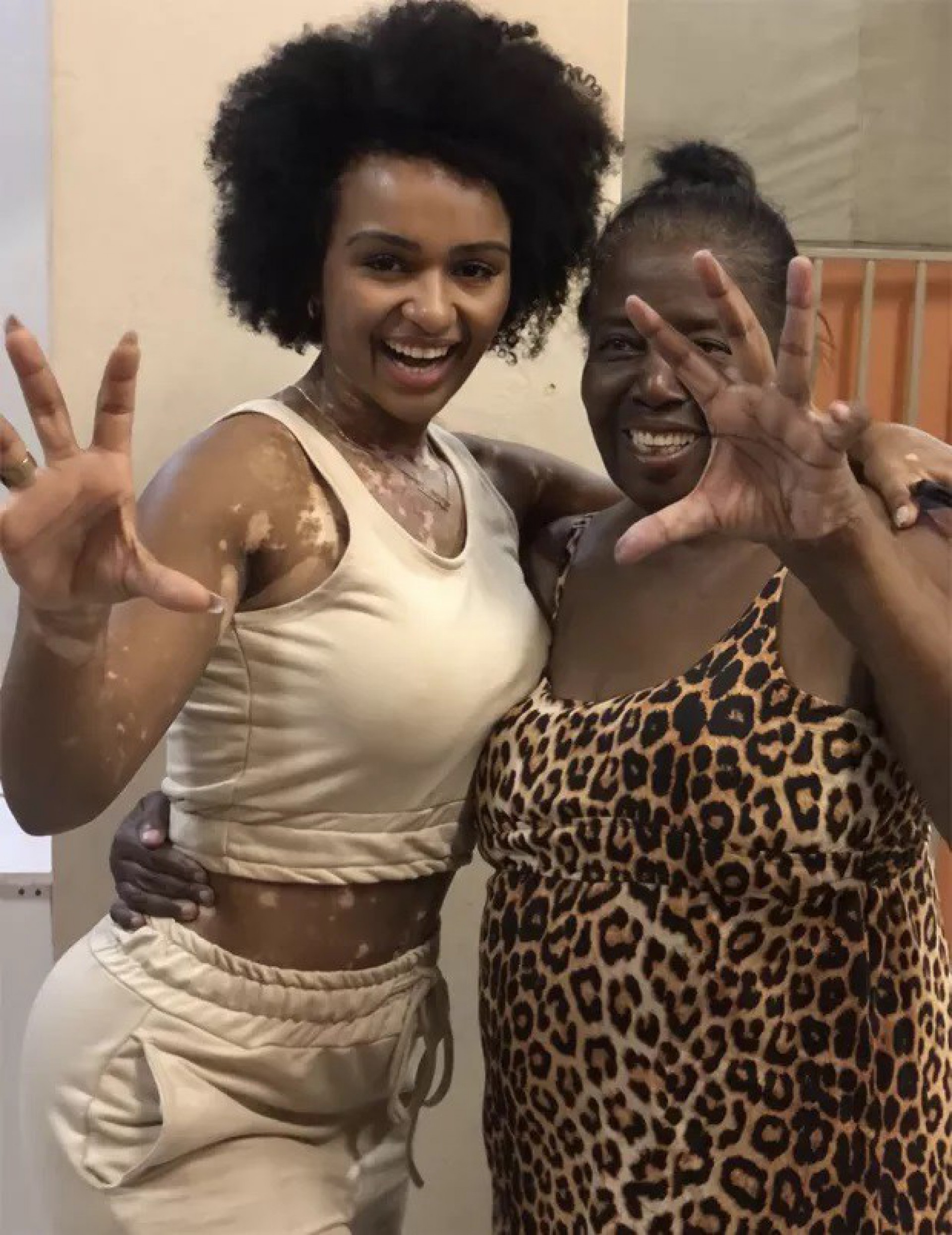 Natália posa ao lado de bisavó, surpreendendo fãs pela jovialidade de dona Nadir - Reprodução / Twitter