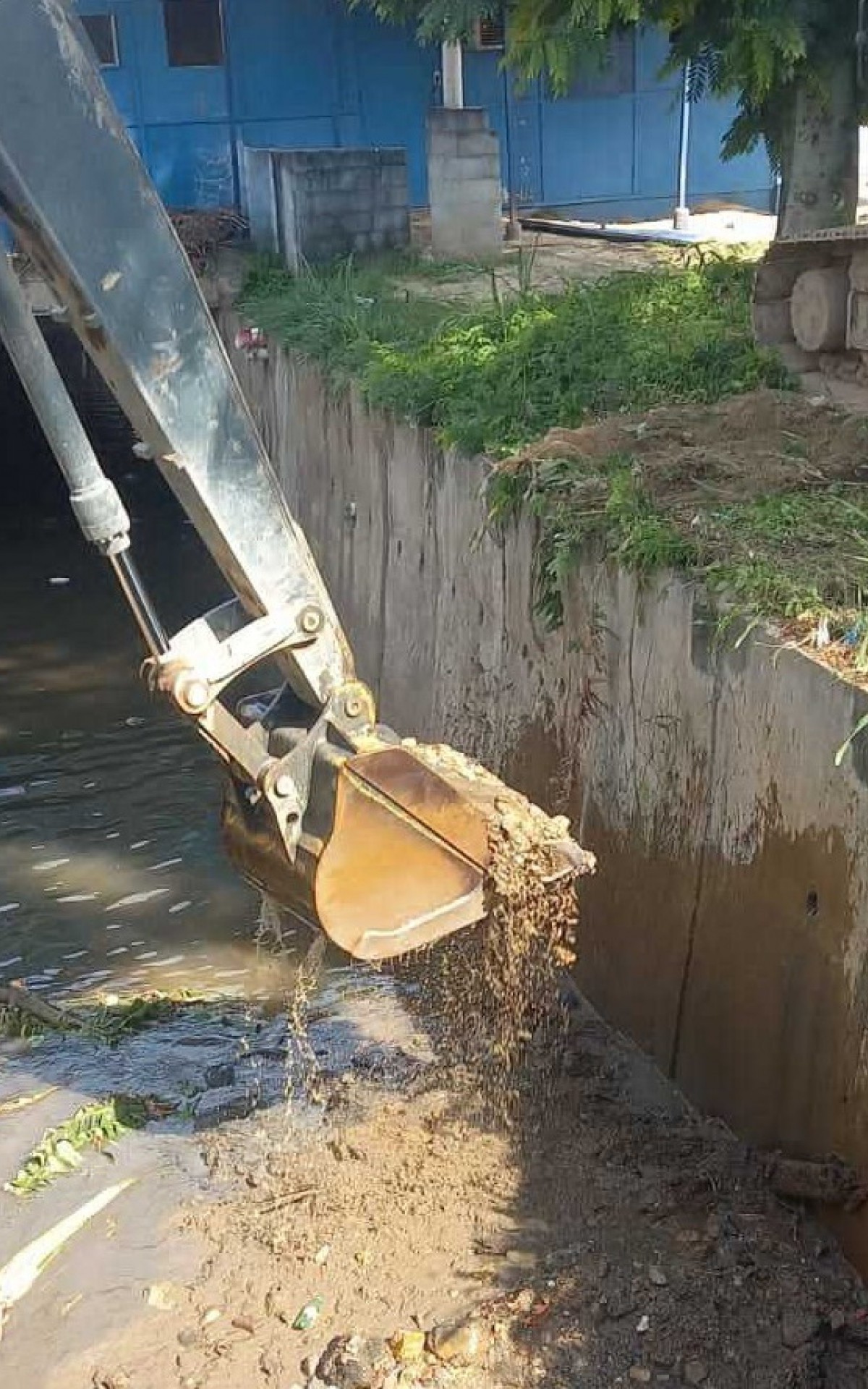 Servi&ccedil;o de desassoreamento do Rio Dona Eug&ecirc;nia, em Mesquita
